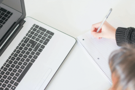 Imagem de uma pessoa estudando com notebook