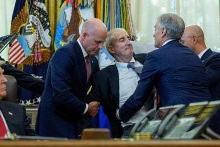 Executivo do Ozempic desmaia ao lado de Trump na Casa Branca; vídeo Incidente ocorreu durante reunião sobre medicamentos contra obesidade