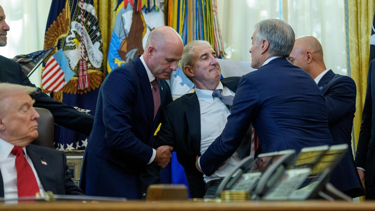 Executivo do Ozempic desmaia ao lado de Trump na Casa Branca; vídeo Incidente ocorreu durante reunião sobre medicamentos contra obesidade