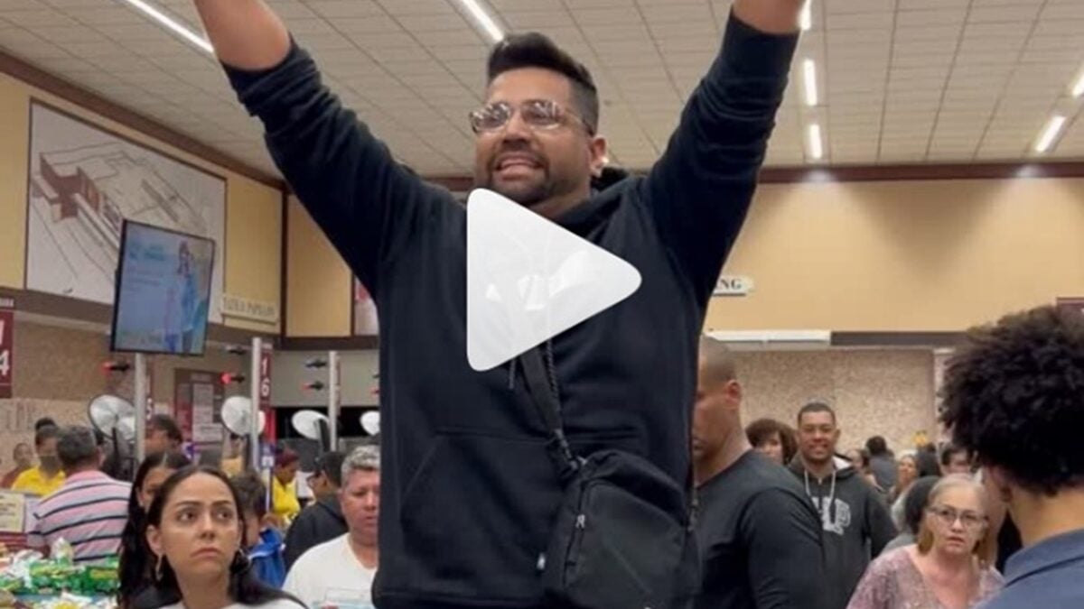 Cena já ultrapassou 2,1 milhões de visualizações Goiano puxa parabéns pra namorada dentro de supermercado; vídeo