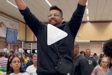 Cena já ultrapassou 2,1 milhões de visualizações Goiano puxa parabéns pra namorada dentro de supermercado; vídeo