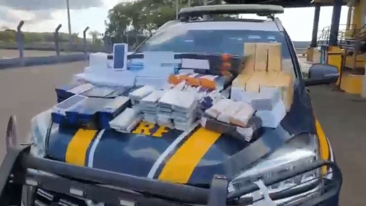 Mais de 100 celulares e quase 400 canetas emagrecedoras são apreendidos pela PRF em Morrinhos (Foto: Reprodução / PRF)