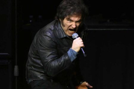 Javier Milei cai em fake news e aceita 'convite' para cantar com AC/DC na Argentina Banda de rock vai se apresentar em Buenos Aires