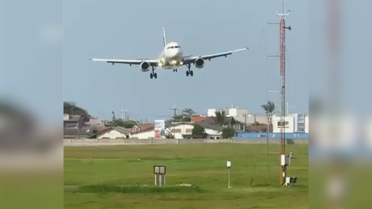 Avião faz pouso-caranguejo por causa do vento em Santa Catarina (Foto: Reprodução)