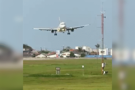 Avião faz pouso-caranguejo por causa do vento em Santa Catarina (Foto: Reprodução)
