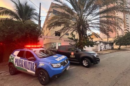 Imagem mostra viaturas da Polícia Militar e Gaeco durante operação