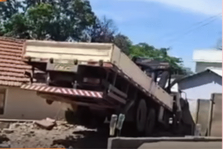 Caminhão desgovernado atinge duas casas em Rio Verde (Foto: Reprodução)