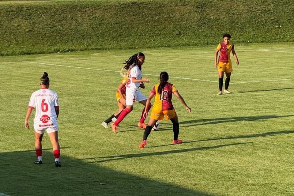 Jogo entre Vila Nova e Planalto no Campeonato Goiano Feminino
