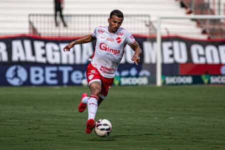 Guilherme Parede, atacante do Vila Nova