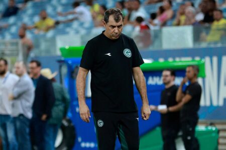 Carille comemora vitória, mas cobra melho rendimento dos seus jogadores