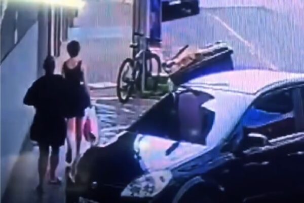 Imagem captada por câmera de segurança mostra momento da agressão