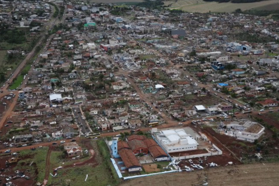 Cidade do Paraná destruída por tornado pede doações para se reconstruir (Foto: X/@msantoro1978)