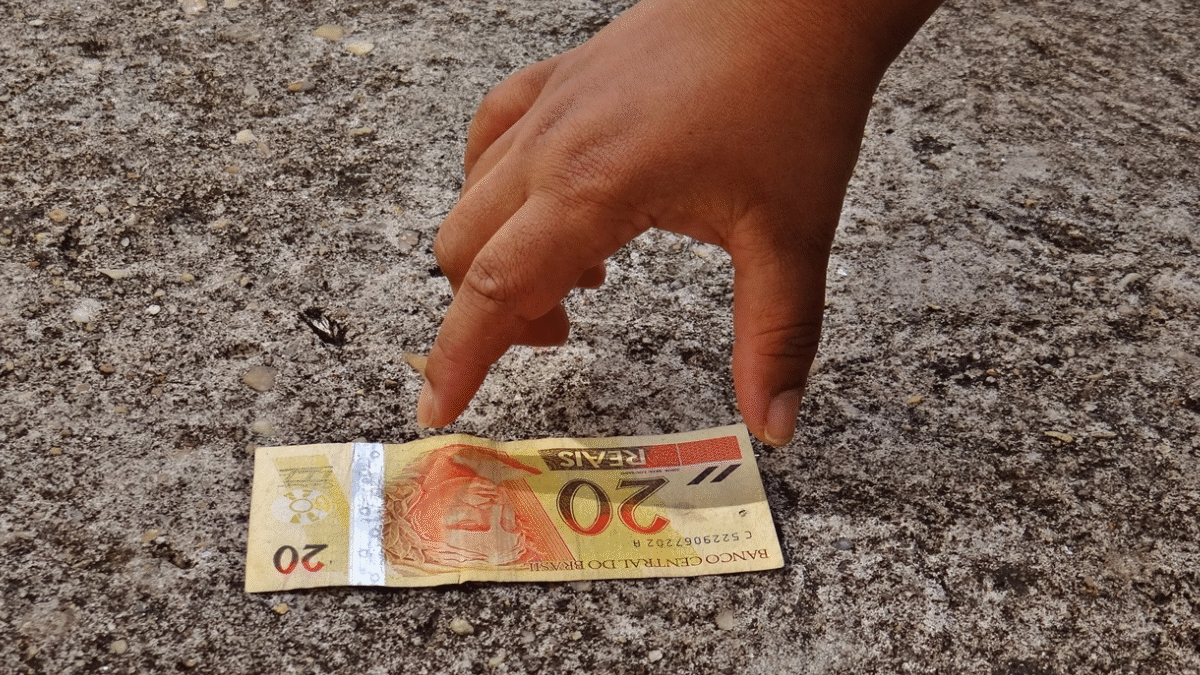 Mulher acha R$ 1,8 mil no chão e avisa polícia em Rio Verde; dona era uma idosa (Foto: Reprodução)