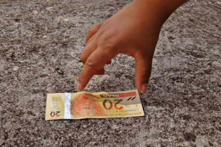 Mulher acha R$ 1,8 mil no chão e avisa polícia em Rio Verde; dona era uma idosa (Foto: Reprodução)