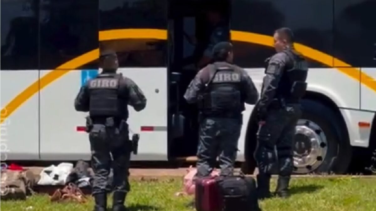 Imagem mostra policiais durante abordagem a ônibus