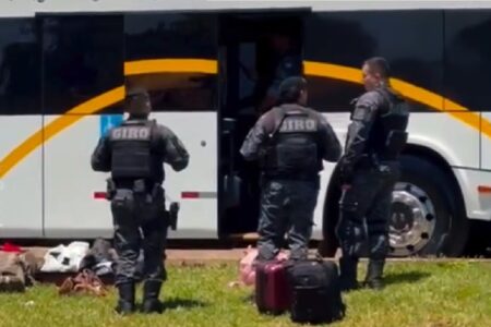 Imagem mostra policiais durante abordagem a ônibus