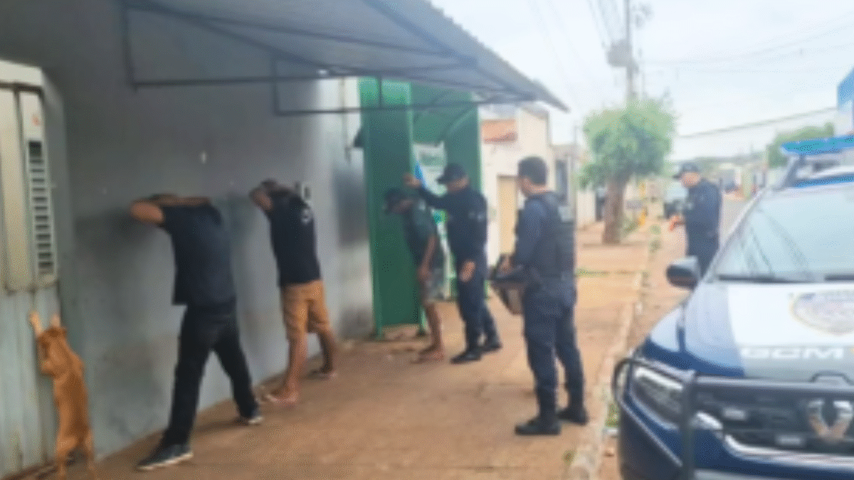 Caramelo 'se rende' em abordagem da Guarda Civil em Rio Verde (Foto: Reprodução)