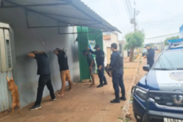 Caramelo 'se rende' em abordagem da Guarda Civil em Rio Verde (Foto: Reprodução)