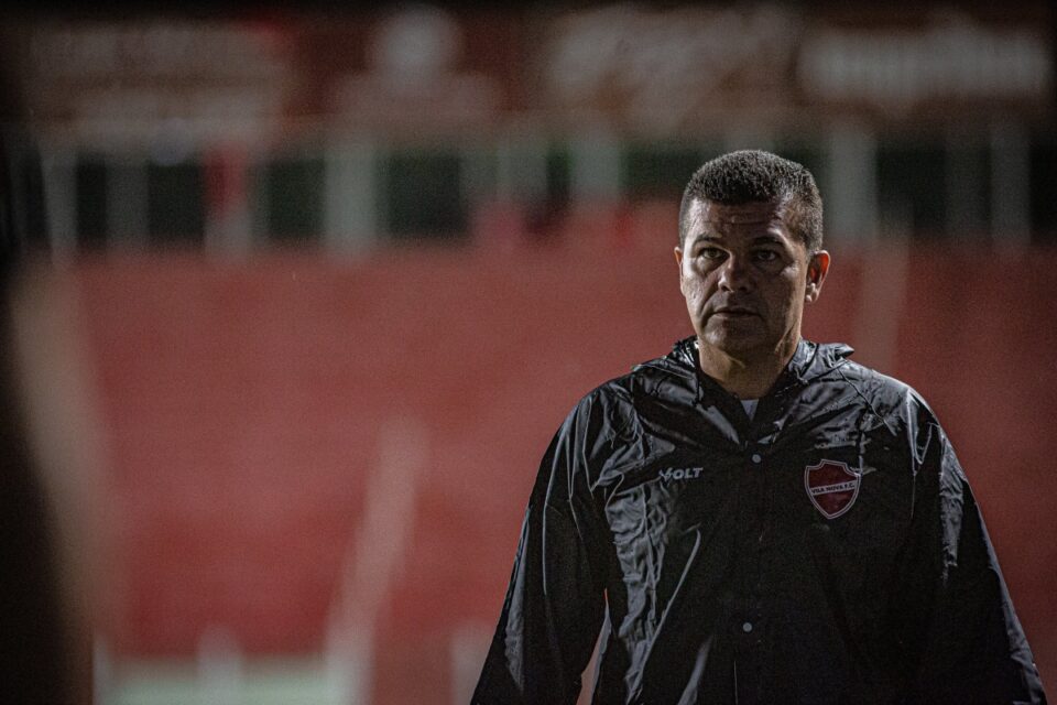 Umberto Louzer, técnico do Vila Nova
