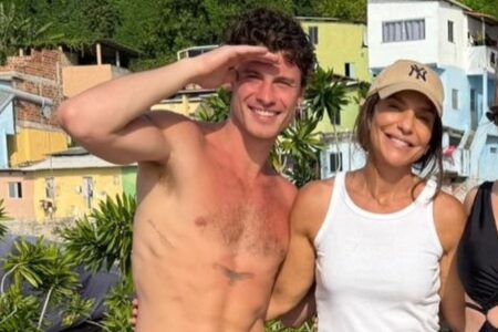 Shawn Mendes posa com Ivete Sangalo durante visita a Salvador