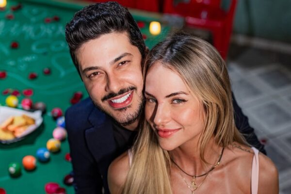 Humorista Fidelis Falante pede Gabi Martins em namoro em bar de Goiânia