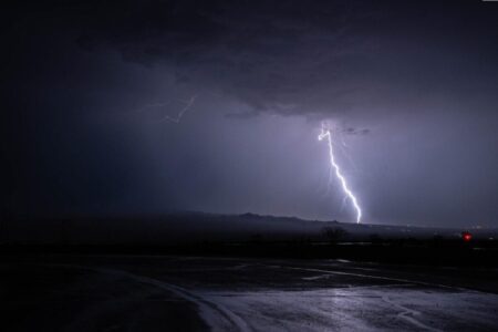 Imagem ostra raio em durante chuva forte