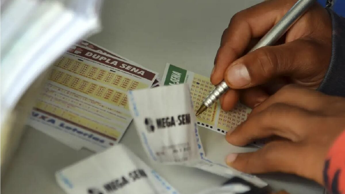 Imagem mostra apostador marcando números no bilhete