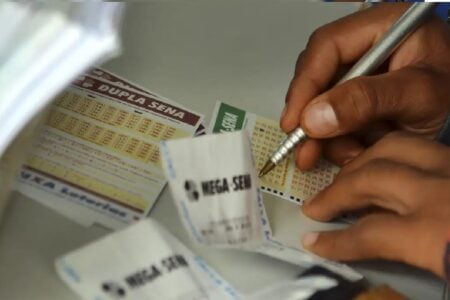 Imagem mostra apostador marcando números no bilhete