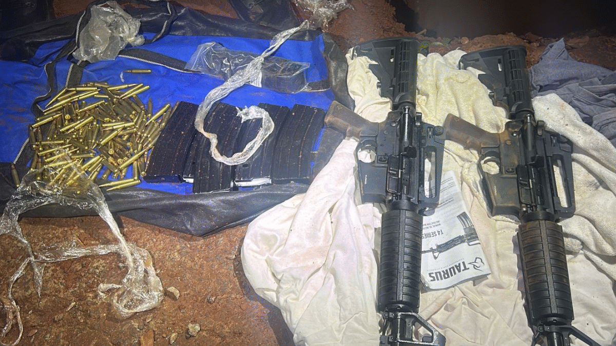 Graer apreende em Goiânia fuzis, carregadores e munições que seriam enviados ao RJ (Foto: Divulgação)