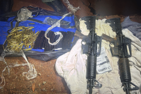 Graer apreende em Goiânia fuzis, carregadores e munições que seriam enviados ao RJ (Foto: Divulgação)