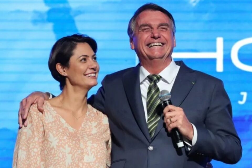 Defesa de Bolsonaro pede autorização para ele receber visita de Michelle e dos filhos