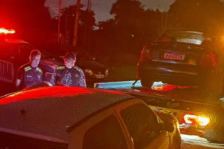 Imagem dos carros sendo guinchados