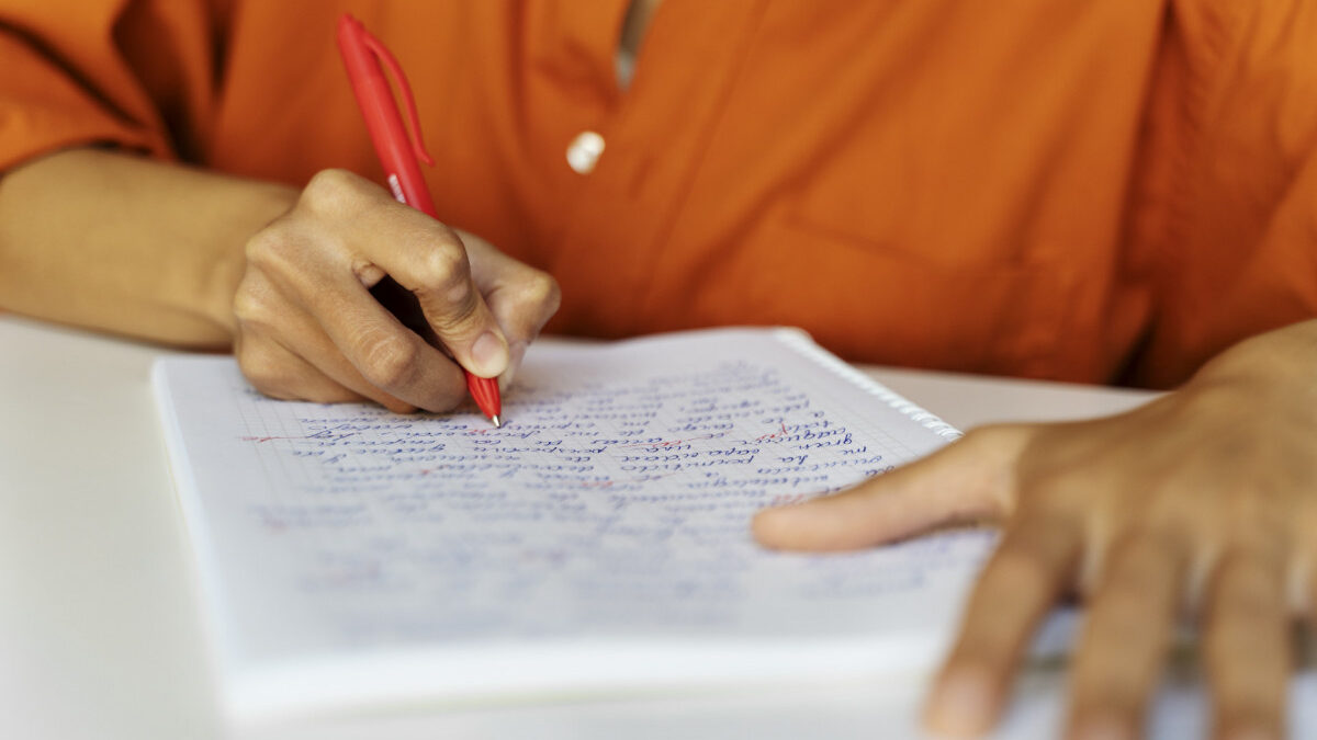 Cidade em Goiás anuncia concurso com 156 vagas e salário de mais de R$ 4 mil; veja Edital prevê vagas para todos os níveis de escolaridade