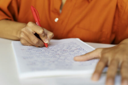 Cidade em Goiás anuncia concurso com 156 vagas e salário de mais de R$ 4 mil; veja Edital prevê vagas para todos os níveis de escolaridade