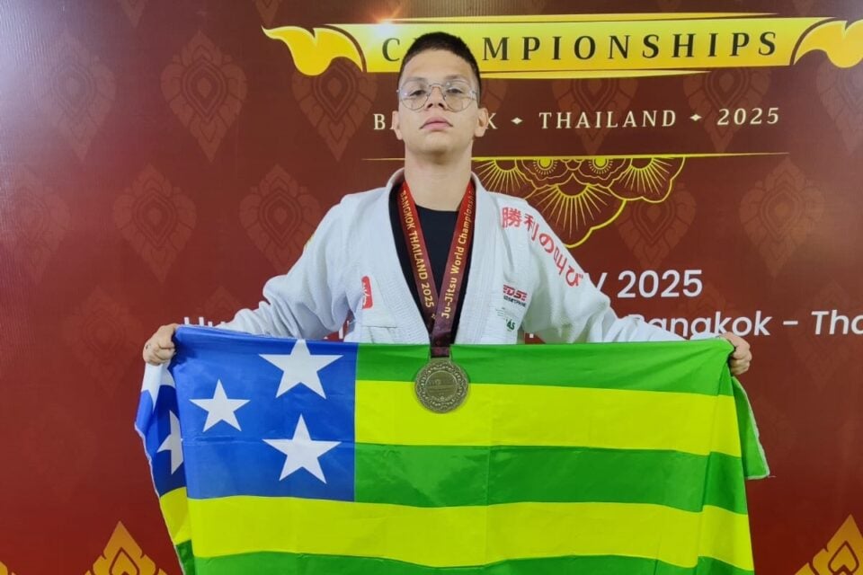 Lucas Cyborg com medalha do Mundial de Parajiu-Jitsu