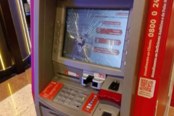Idoso quebra caixa eletrônico aos socos dentro de shopping da Região da 44, em Goiânia