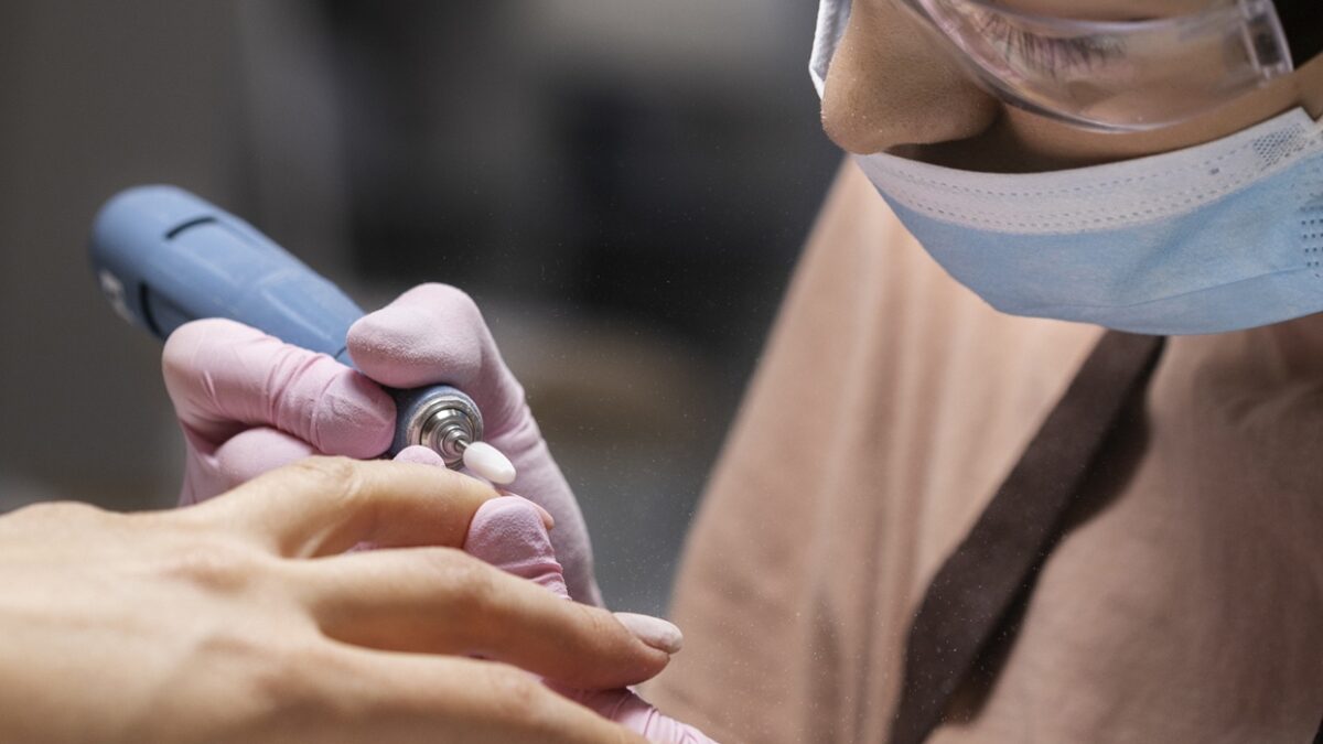 Manicure viraliza ao usar aranhas reais em unhas de cliente; veja imagem Cliente pedia há dois anos para ter aranhas encapsuladas nas unhas