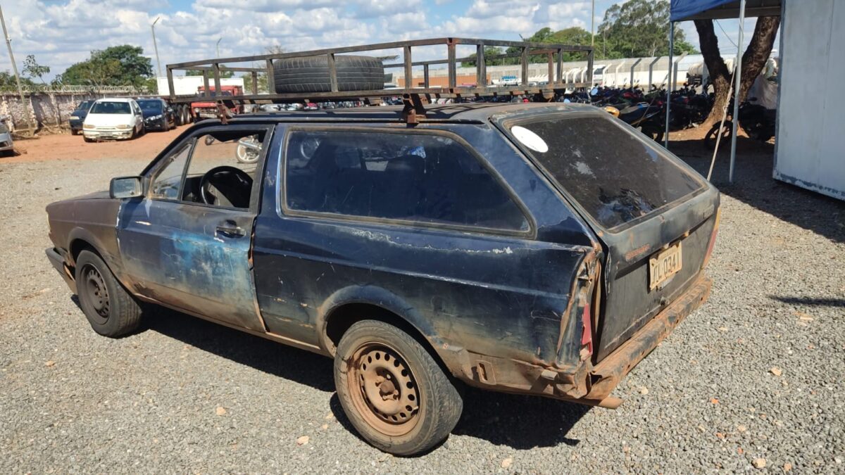 Imagem mostra veículo apreendido em situação irregular