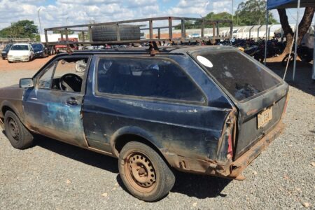 Imagem mostra veículo apreendido em situação irregular