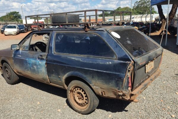 Imagem mostra veículo apreendido em situação irregular