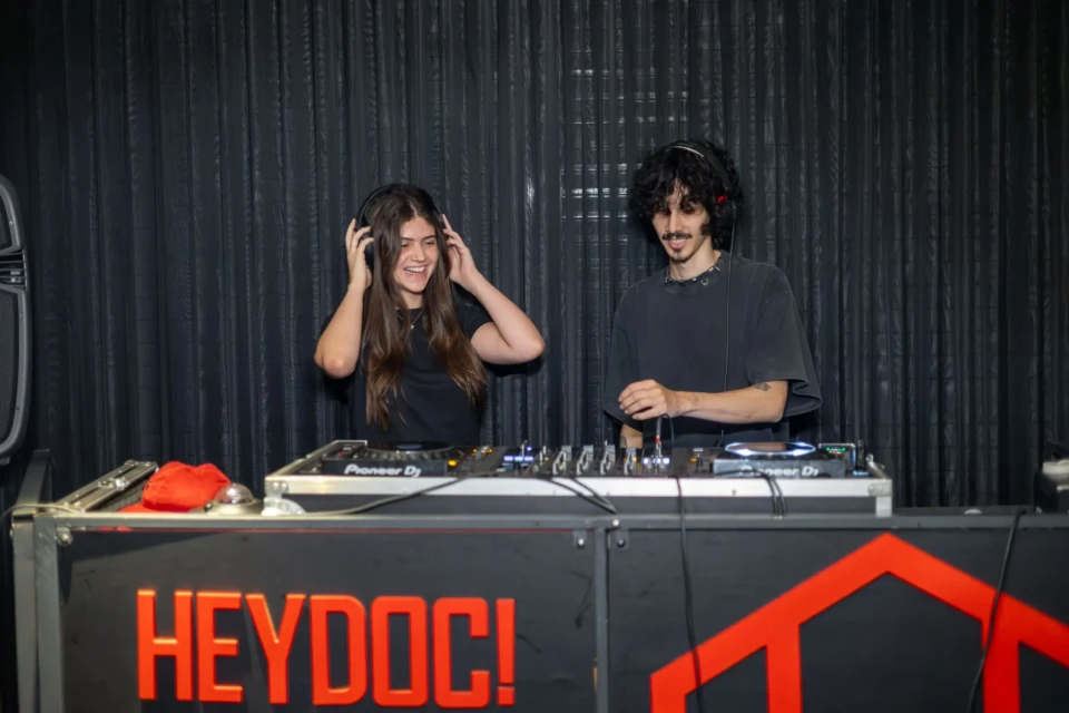 DJ goiano HeyDoc! e Bia Lasmar criam trilha sonora oficial da ExpoTEA 2025, maior conferência de autismo do mundo