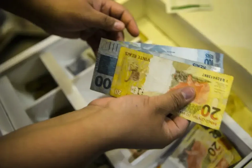 48,6 milhões de brasileiros podem sacar R$ 9,7 bi esquecidos em bancos; veja como R$ 7,6 bilhões para pessoas físicas R$ 2,1 bilhões empresas