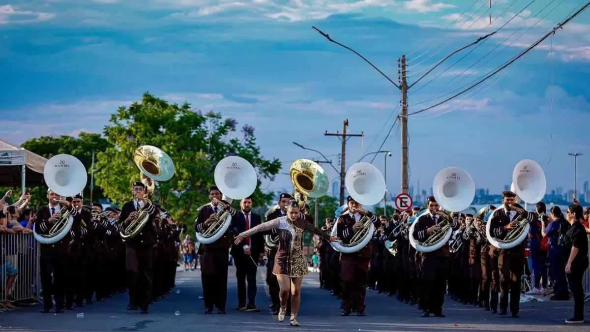 Músicos jovens da banda marcial alinhados em desfile