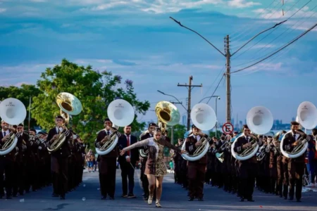 Músicos jovens da banda marcial alinhados em desfile