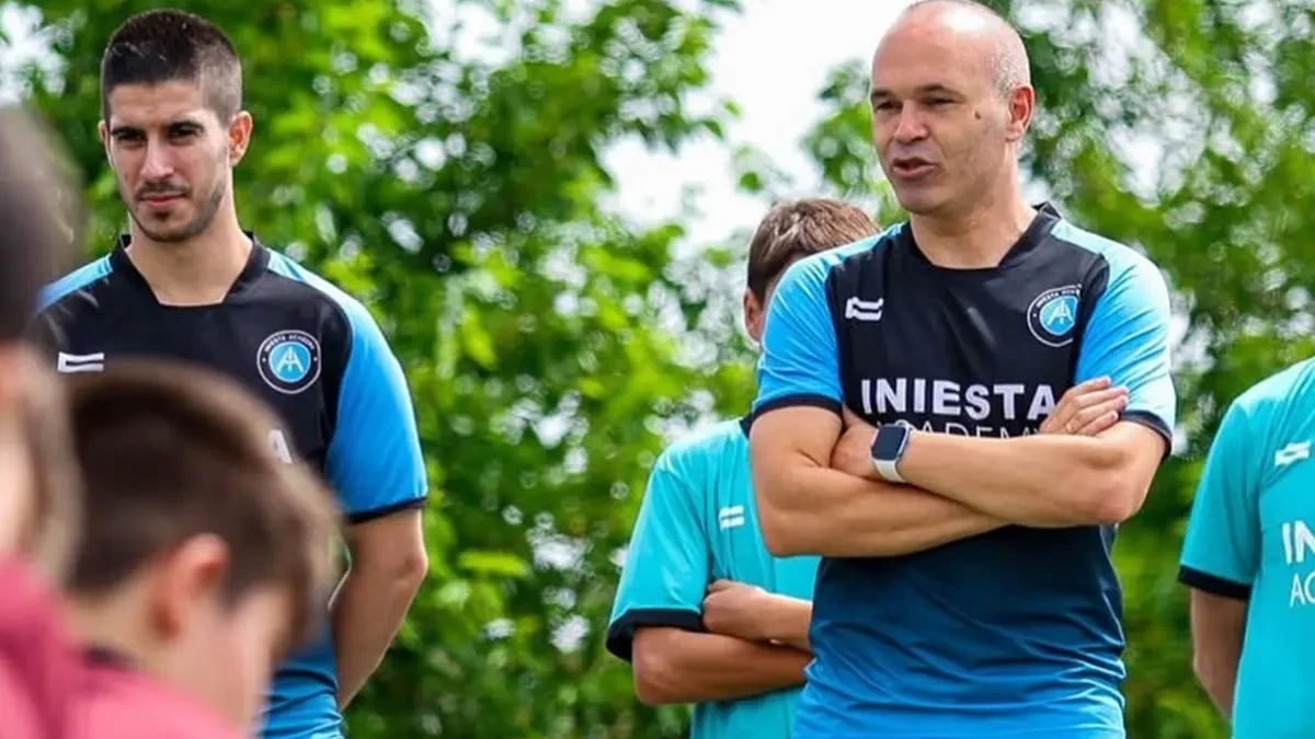 Iniesta em sua escolinha de futebol