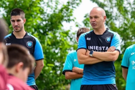 Iniesta em sua escolinha de futebol