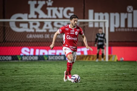 Jean Mota em jogo pelo Vila Nova