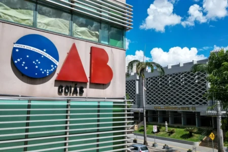 OAB-GO tenta reverter multa à defesa de homem filmado quando matou a namorada em Jataí e que deixou júri