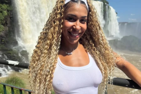 Jovem salta nua de paraquedas e revela motivação; veja fotos Emelly Souza realizou o salto sem roupas no interior de São Paulo