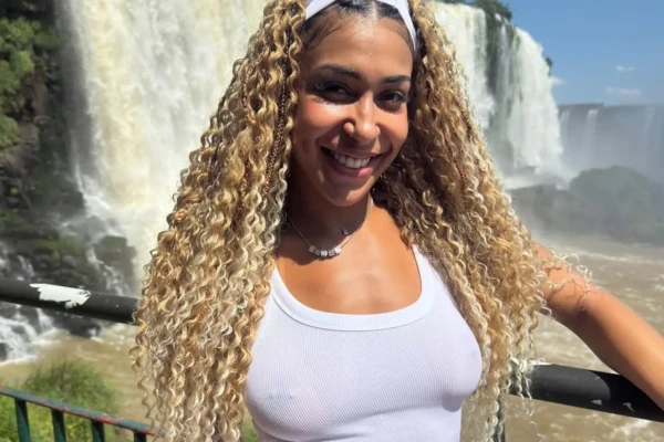 Jovem salta nua de paraquedas e revela motivação; veja fotos Emelly Souza realizou o salto sem roupas no interior de São Paulo